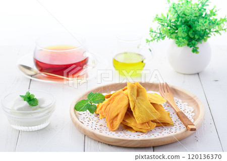 Dried mango is rich in dietary fiber Dried mango is rich in dietary fiber 120136370