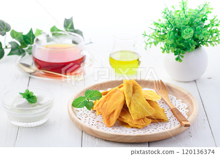 Dried mango is rich in dietary fiber 120136374