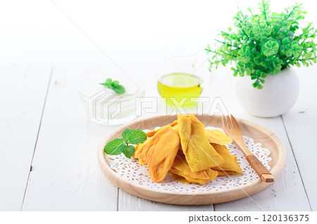 Dried mango is rich in dietary fiber 120136375