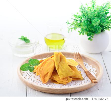 Dried mango is rich in dietary fiber 120136376