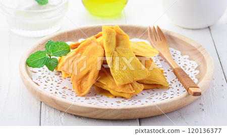 Dried mango is rich in dietary fiber 120136377