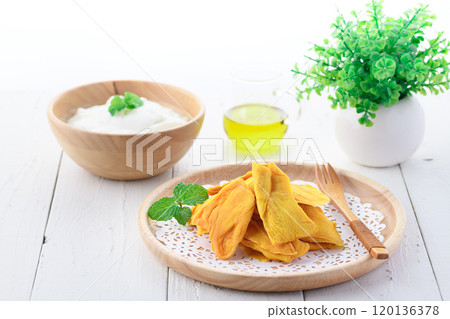 Dried mango is rich in dietary fiber 120136378