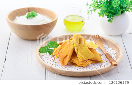 Dried mango is rich in dietary fiber 120136379
