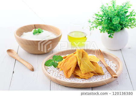 Dried mango is rich in dietary fiber 120136380