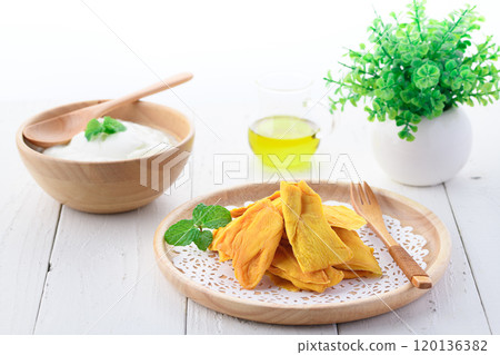 Dried mango is rich in dietary fiber 120136382