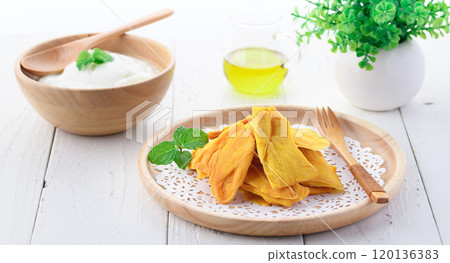 Dried mango is rich in dietary fiber 120136383