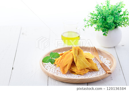 Dried mango is rich in dietary fiber 120136384