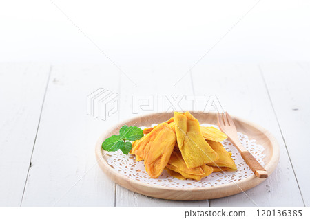 Dried mango is rich in dietary fiber 120136385