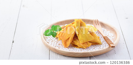 Dried mango is rich in dietary fiber 120136386