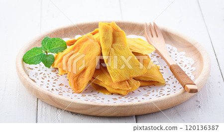 Dried mango is rich in dietary fiber 120136387