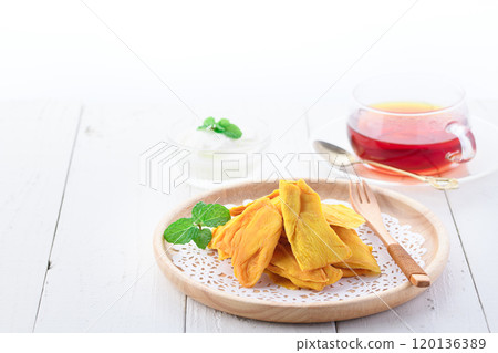 Dried mango is rich in dietary fiber 120136389