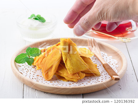 Dried mango is rich in dietary fiber 120136392