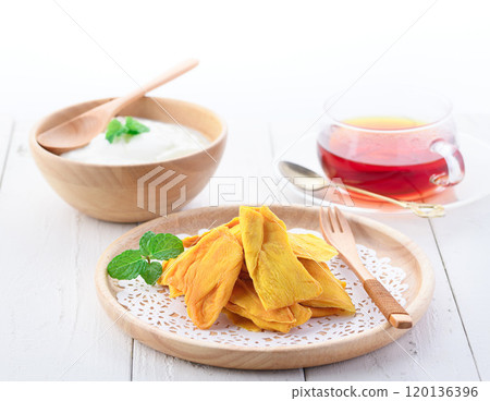 Dried mango is rich in dietary fiber 120136396