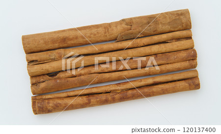 Cinnamon sticks 120137400