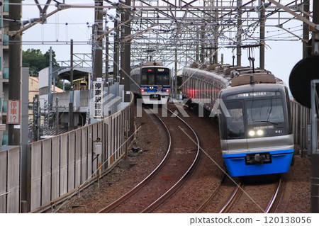 北總線(成田和羽田之間的繞行路線)上的通勤列車 北總線(成田和羽田之間的繞行路線)上的通勤列車 120138056