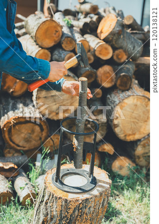 將木柴放在案板上，用鐵鎚敲打。 120138121