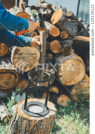 將木柴放在案板上，用鐵鎚敲打。 120138122