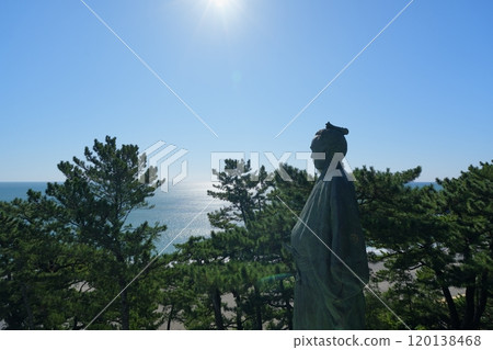 從側面看高知縣桂濱坂本龍馬雕像的照片【11月】背光 從側面看高知縣桂濱坂本龍馬雕像的照片【11月】背光 120138468