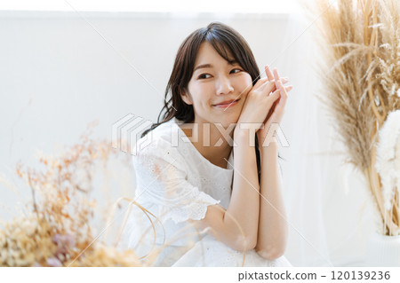 黑色長髮的年輕女子（美女圖片） 120139236