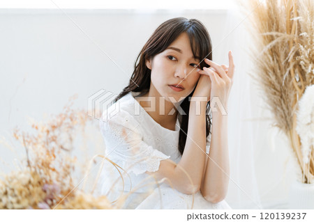 黑色長髮的年輕女子（美女圖片） 120139237