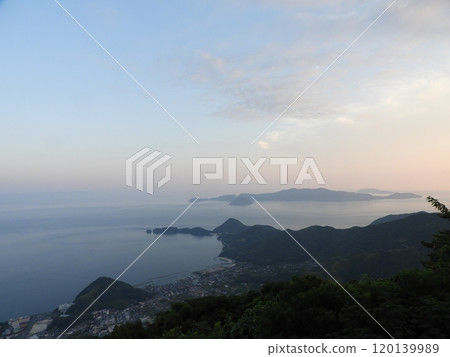 八月大海和島嶼上平靜的日落 120139989