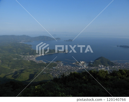 從山頂看港口小鎮和平靜的大海 從山頂看港口小鎮和平靜的大海 120140766