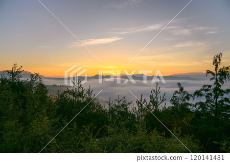 日出和雲海【北安津郡池田町廣津市】 日出和雲海【北安津郡池田町廣津市】 120141481