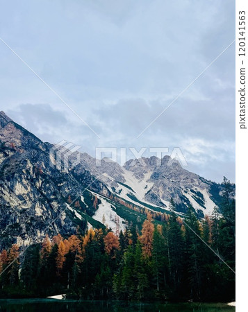 Autumn landscape of Lake Braies. Famous lake in the Dolomites. 120141563
