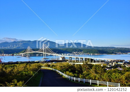 Spectacular view of Shiratori Bridge in Muroran, Hokkaido 120142252