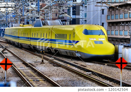 The happy yellow bullet train heads to Shin-Yokohama Station... Tokaido Shinkansen Doctor Yellow "923" 120142504