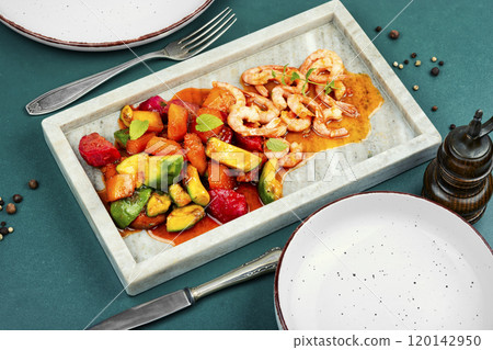 Prawn salad with caramelized tropical fruits. 120142950