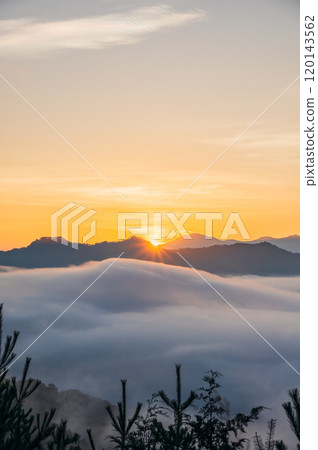 Sunrise and sea of clouds [Hirotsu, Ikeda-cho, Kitaazumi-gun] 120143562