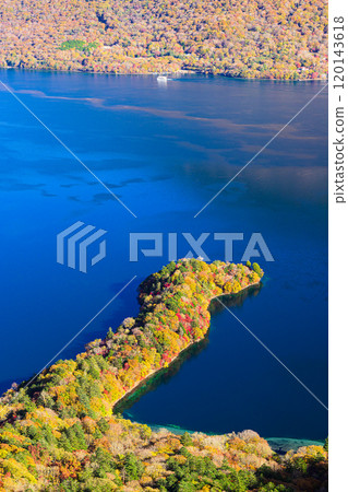 Autumn leaves at Lake Chuzenji, Oku-Nikko scenery 120143618