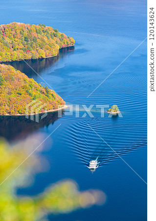 中禪寺湖的紅葉、奧日光的風景 中禪寺湖的紅葉、奧日光的風景 120143624
