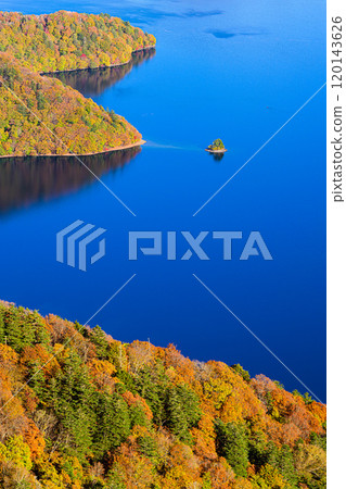 Autumn leaves at Lake Chuzenji, Oku-Nikko scenery 120143626