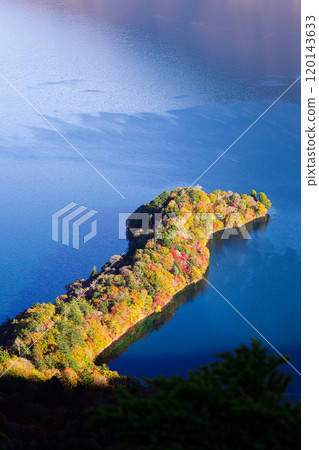 Autumn leaves at Lake Chuzenji, Oku-Nikko scenery 120143633