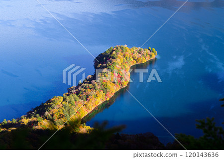 中禪寺湖的紅葉、奧日光的風景 中禪寺湖的紅葉、奧日光的風景 120143636