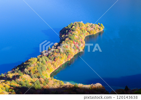 Autumn leaves at Lake Chuzenji, Oku-Nikko scenery Autumn leaves at Lake Chuzenji, Oku-Nikko scenery 120143638