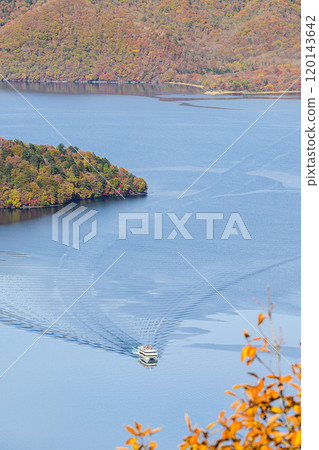 Autumn leaves at Lake Chuzenji, Oku-Nikko scenery 120143642