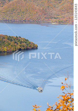 Autumn leaves at Lake Chuzenji, Oku-Nikko scenery 120143643