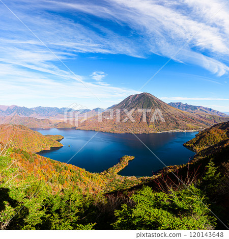 Autumn leaves at Lake Chuzenji, Oku-Nikko scenery 120143648