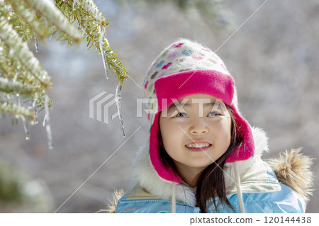 樹枝上掛著冰柱的女孩 120144438