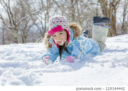 在公園玩雪的女孩 120144442