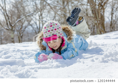 在公園玩雪的女孩 在公園玩雪的女孩 120144444