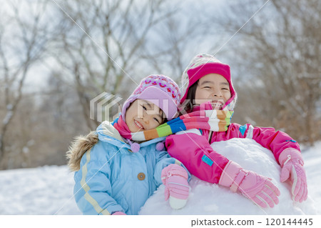 姊妹們在雪地公園玩圍巾 120144445