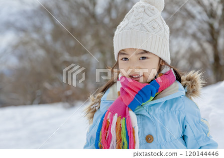 在白雪皚皚的公園裡玩耍的女孩 120144446