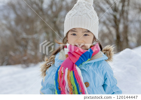 在白雪皚皚的公園裡玩耍的女孩 在白雪皚皚的公園裡玩耍的女孩 120144447