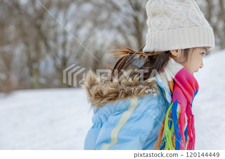 在白雪皚皚的公園裡玩耍的女孩 120144449