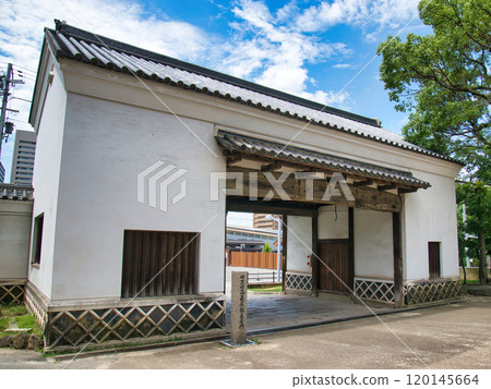 The Former Kuroda Clan Storehouse Nagayamon Gate, a building from the Edo period The Former Kuroda Clan Storehouse Nagayamon Gate, a building from the Edo period 120145664
