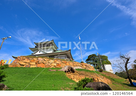 <Aichi Prefecture> Komakiyama Castle shining against the blue sky (Komakiyama History Museum) 120146564